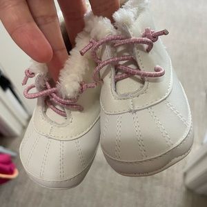 Carters snow boots 0-3 mount NWT